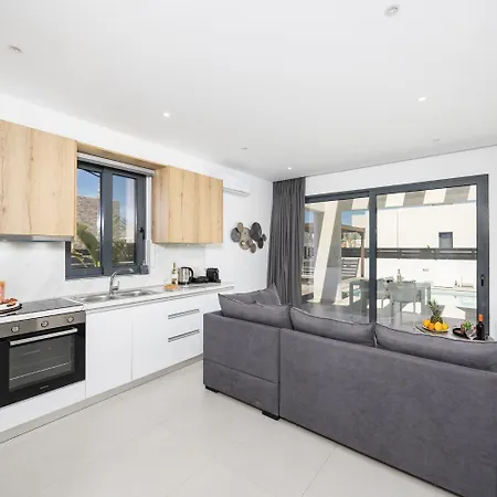 Salty Sun 1 Kremastí